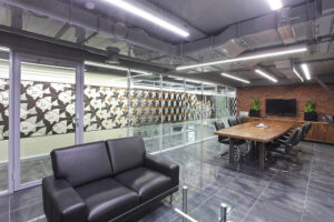 Изготовление офисных перегородок на заказ: когда стандартные решения не работают