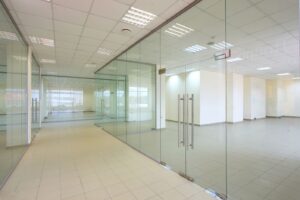 Как ухаживать за стеклянными перегородками: практические советы для долговечной эксплуатации